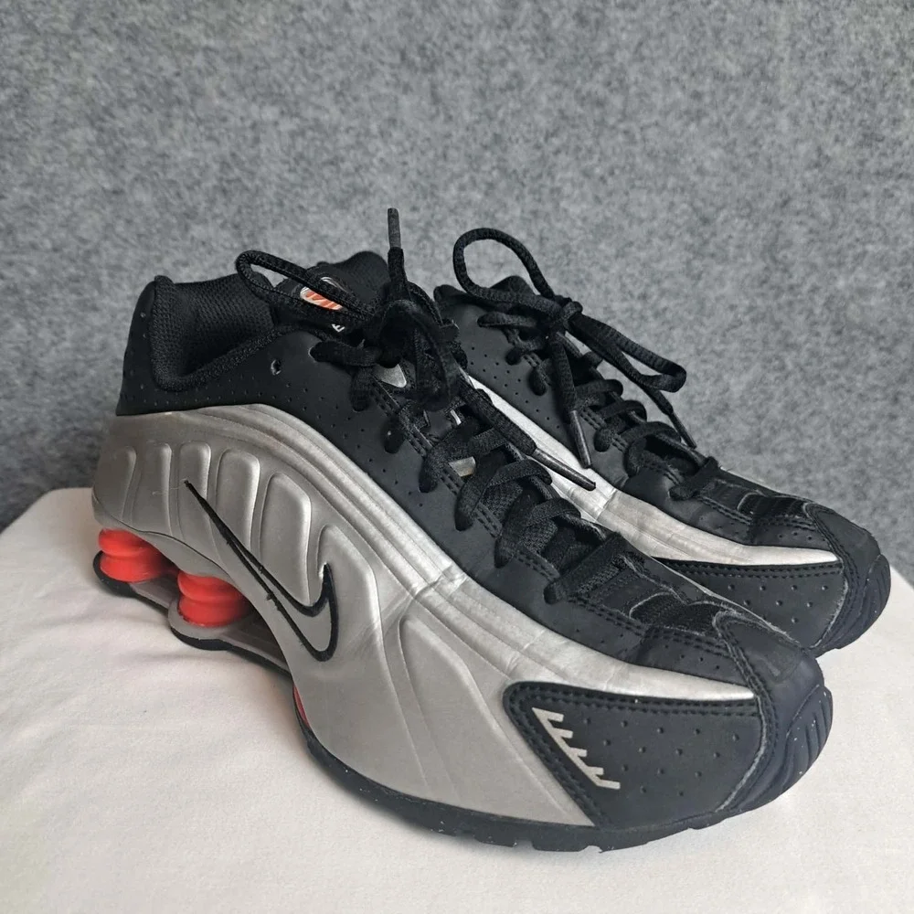 Nike Shox R4 Red Black Metallic Silver Sneakers, Size 5.5Y / 7W BNIB CW2626-005